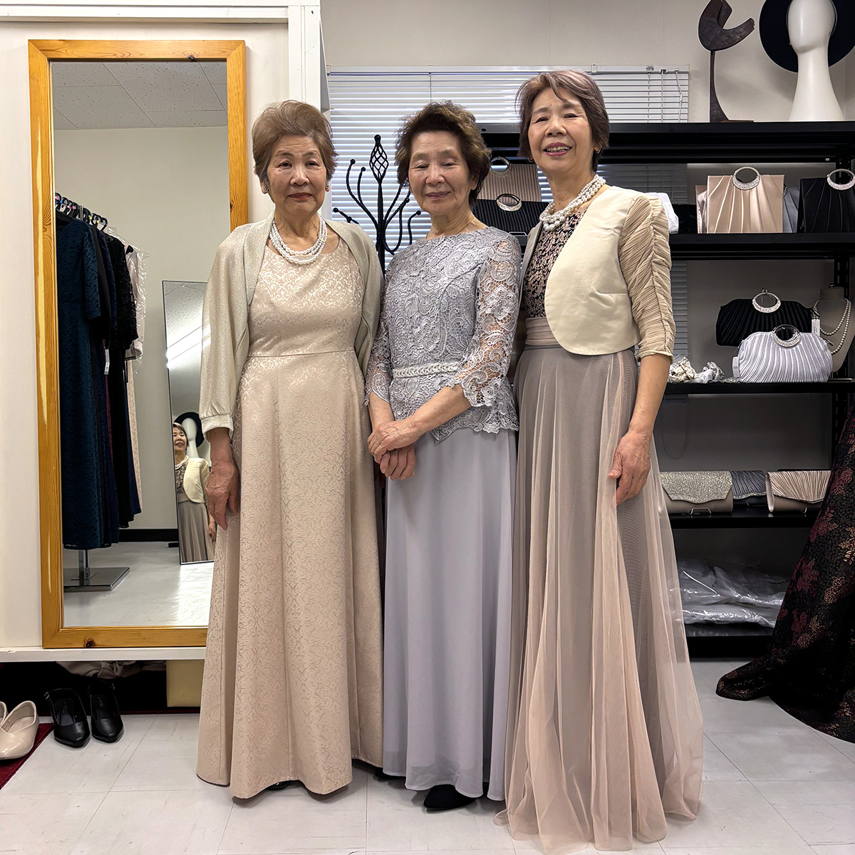 ロングドレスを着用した三姉妹